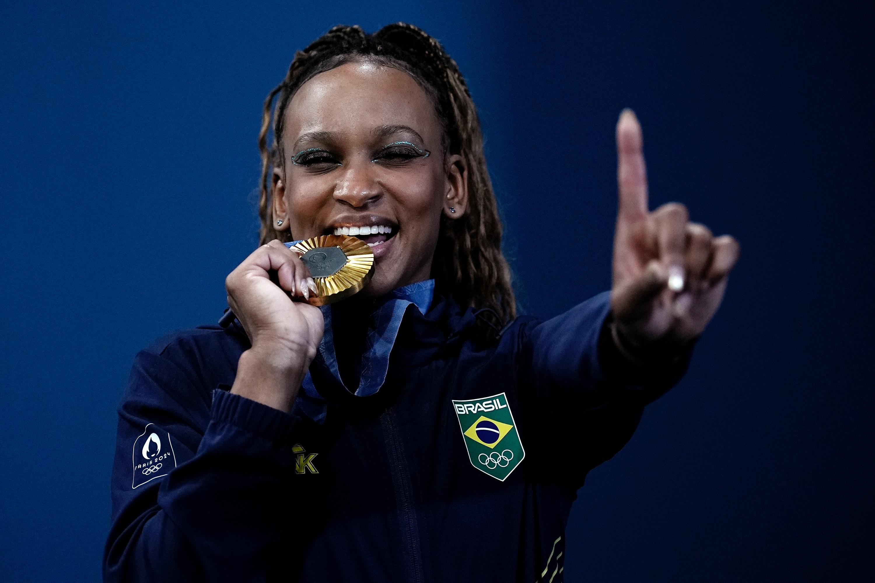 Rebeca Andrade com a medalha de ouro no solo conquistada em Paris 2024