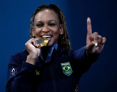 Rebeca Andrade com a medalha de ouro no solo conquistada em Paris 2024