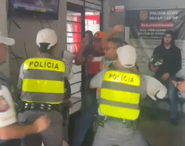 Pai e tio do jovem morto vão até delegacia