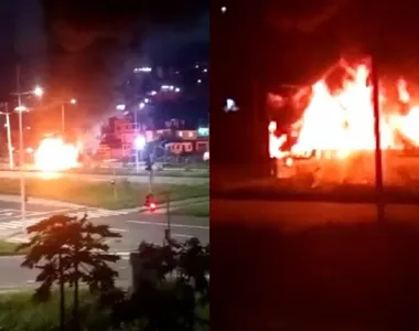 Ônibus foi destruído pelo fogo