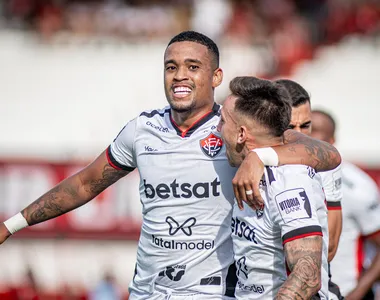 Alerrandro comemora primeiro gol do Vitória no confronto deste sábado (14)