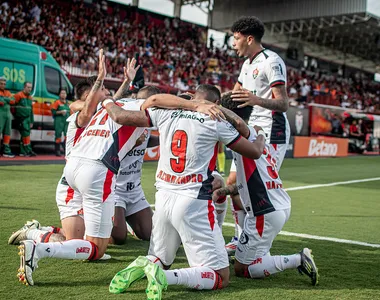 Jogadores do Vitória comemoram gol contra o Atlético-GO