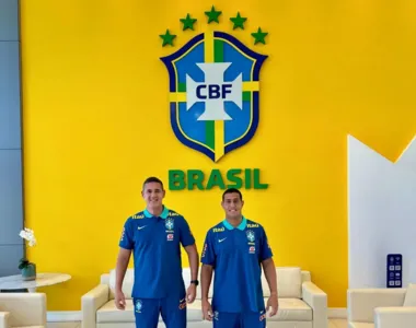 Fisioterapeuta Fernando Neto e o médico Ton Jeferson do Vitória durante apresentação na Seleção Brasileira Sub-16