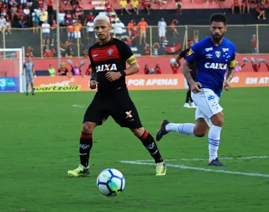 Neílton (à esquerda) e Rafael Sóbis em Vitória 1x1 Cruzeiro, pelo Brasileiro de 2018