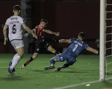 Gustavo Mosquito chuta bola na trave no apagar das luzes