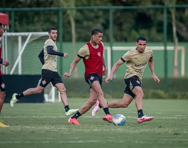 O técnico Thiago Carpini separou três times com sete jogadores cada