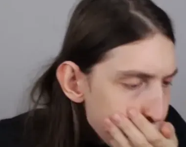 Youtuber não resistiu ao 'cheirinho' do produto