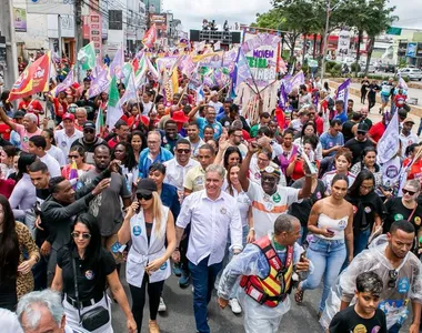 Candidato participou de caminhada no centro da cidade neste sábado (31)