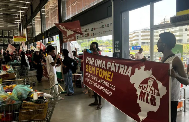 Imagem ilustrativa da imagem Famílias do MLB ocupam supermercado na Avenida ACM, em Salvador