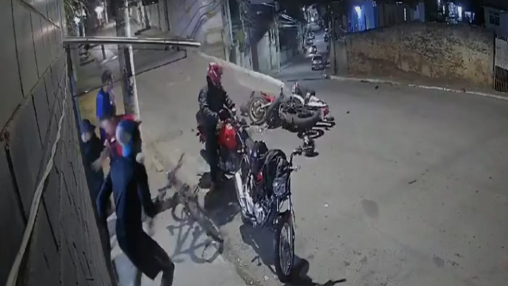 Imagem ilustrativa da imagem Vídeo: batida violenta entre motos deixa um homem morto