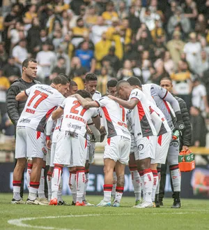 Imagem ilustrativa da imagem De vilão a herói: Janderson marca, Vitória bate o Criciúma e se pica pra longe do Z-4