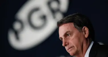 Imagem ilustrativa da imagem Fujão? Bolsonaro admite pedir refúgio em embaixada para não ser preso