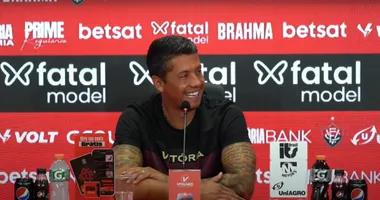 Imagem ilustrativa da imagem Vídeo: Thiago Carpini racha o bico ao soltar "lá ele" em entrevista do Vitória