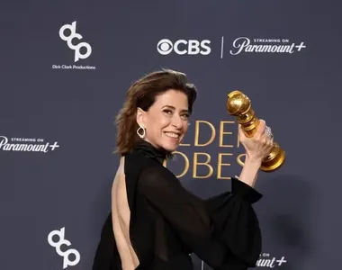 Fernanda Torres com o Globo de Ouro de melhor atriz