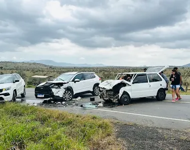 Dois carros bateram na BR-242