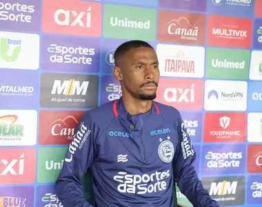 Ademir durante entrevista coletiva, no CT do Palmeiras