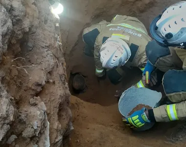 Equipes do Corpo de Bombeiros estão no local atuando para fazer a retirada do trabalhador