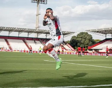 Alerrandro comemora gol em Atlético-GO x Vitória