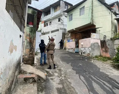 Polícia Militar aguarda chegada do BOPE no local