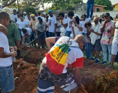 Familiares e amigos participaram do enterro de Daniel e Gustavo Natividade