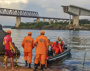 Busca pelas vítimas foi dificultada após derramamento de ácido sulfúrico no rio