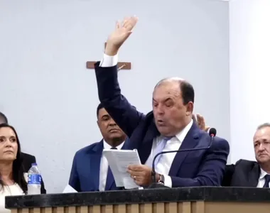 Prefeito de Rafael Jambeiro protagonizou confusão durante sessão de posse