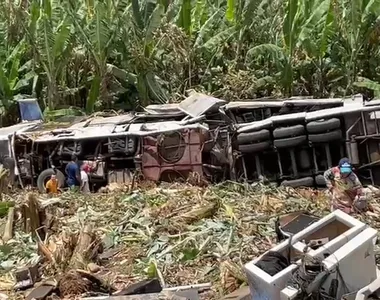 Trio elétrico capotou na rodovia