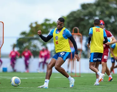 Treino no CT Evaristo de Macedo