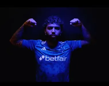 Gabigol posa com a camisa do Cruzeiro