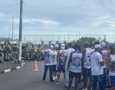 Torcida Bamor em frente à Cidade Tricolor, CT do Bahia