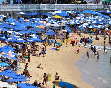 Baianos aproveitaram para pegar uma onda na praia do Porto da Barra