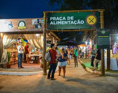 Palco fica localizado na praça de alimentação da Feira