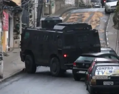 Caveirão deslizou ladeira abaixo e atingiu carros ao redor