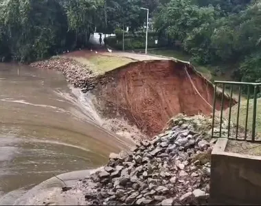 Estrutura colapsou durante chuva desta quarta-feira (13)