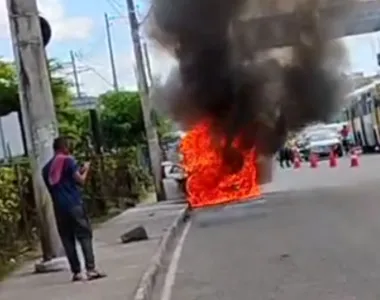 Fogo destruiu completamente a parte dianteira do veículo