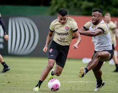 Zé Hugo durante treino no Vitória