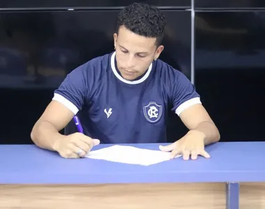 Ricardinho assinando contrato profissional com o Remo em setembro de 2022