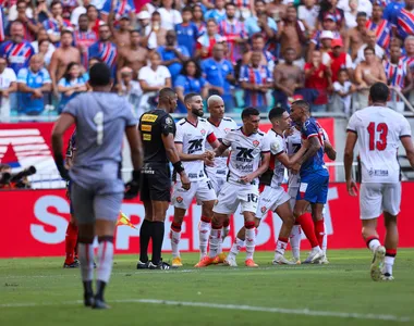 No pouco tempo de bola rolando, o Esquadrão tomou mais as ações da partida