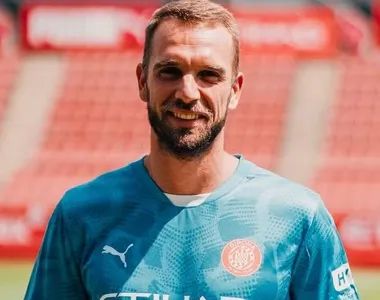 Pau López, goleiro de 30 anos que atua no Girona