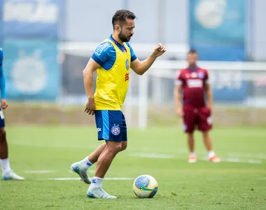 Destaque do Bahia, Everton Ribeiro conduz bola durante o treino