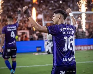 Erick Pulga com a camisa do Ceará