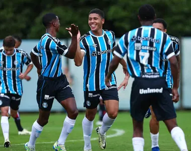 José Guilherme comemora gol na vitória do Grêmio sub-20