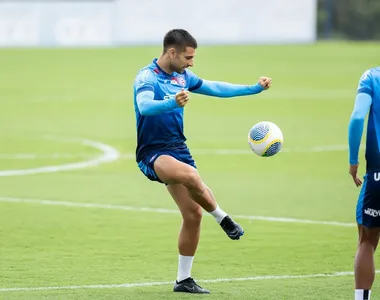 Acevedo durante treino com bola no CT Evaristo de Macedo