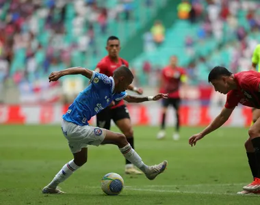 Ademir arrisca jogada em jogo contra o Athletico-PR