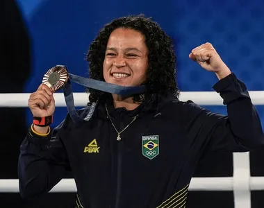 Bia Ferreira recebe a medalha de bronze em Paris