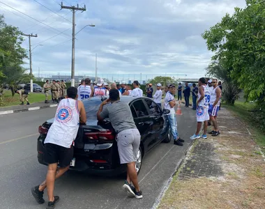 Protesto da torcida Bamor em frente a Cidade Tricolor.