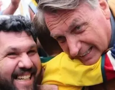 Bolsonaro ao lado do jornalista