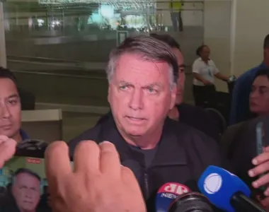 O ex-presidente Jair Bolsonaro acompanhou sua esposa, MIchelle Bolsonaro, no Aeroporto de Brasília