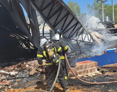 Incêndio atingiu uma fábrica de limpeza e velas