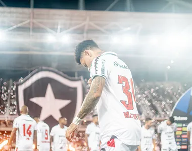 Matheusinho no confronto de ida da Copa do Brasil, contra o Botafogo no Nilton Santos